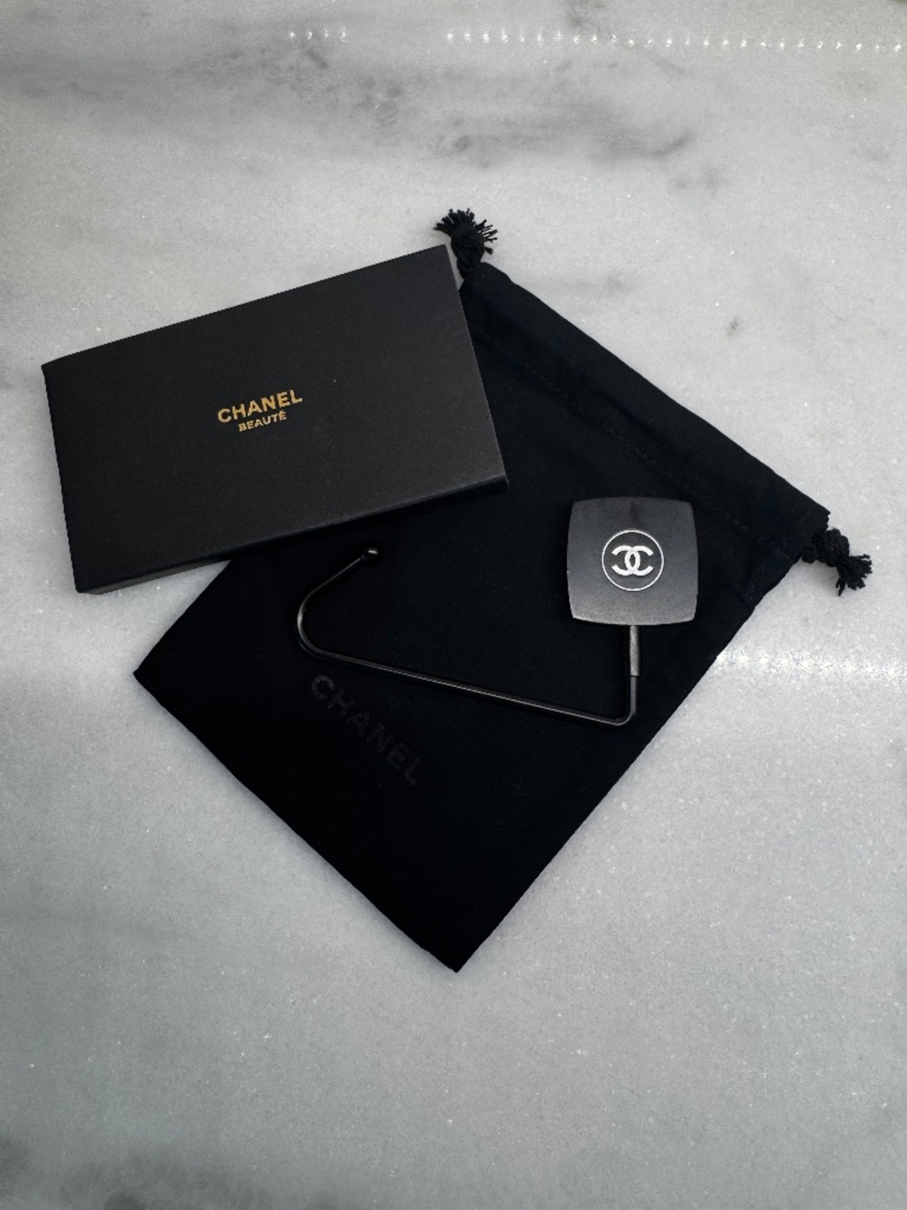 CHANEL Beaute Black & White Bag Holder Purse Table Hanger With Dustbag! GWP
